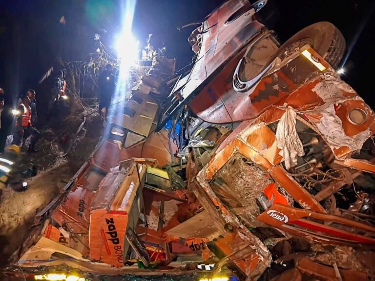 Al menos 19 muertos en un accidente de autobús en Nepal