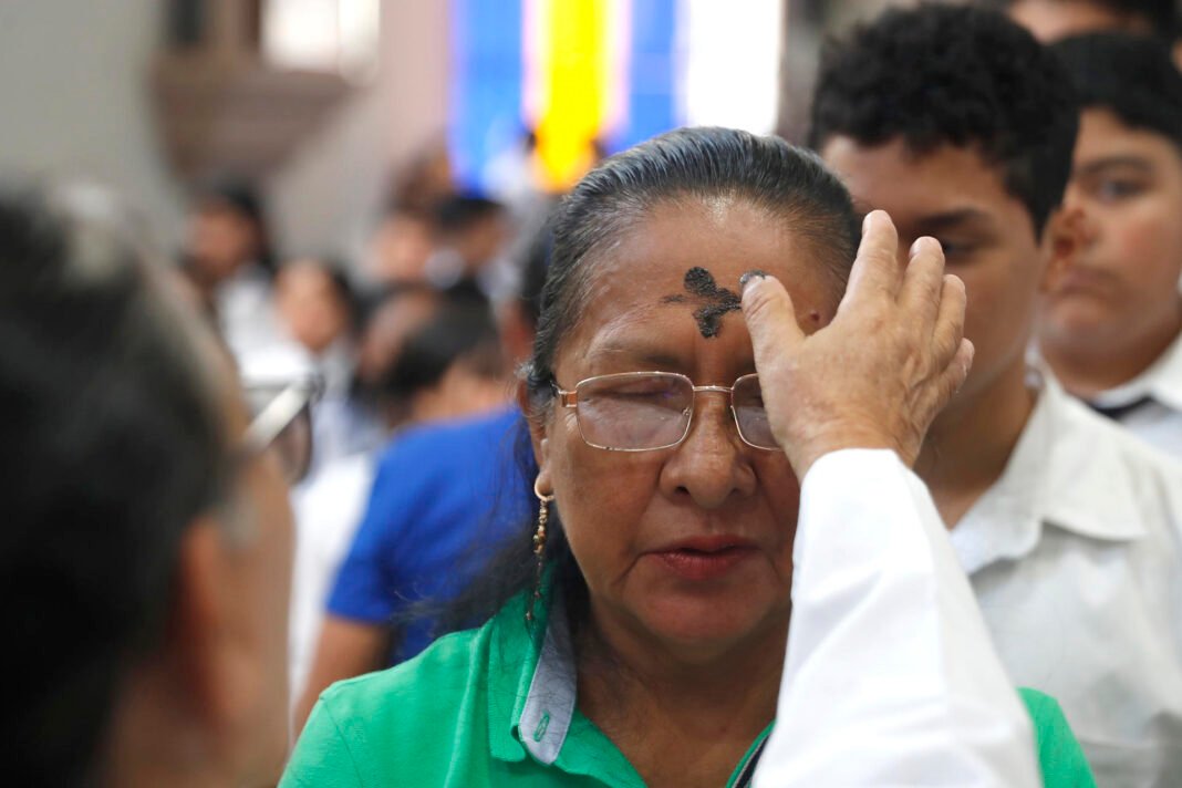 Católicos de El Salvador acuden a las iglesias para el rito de imposición de ceniza