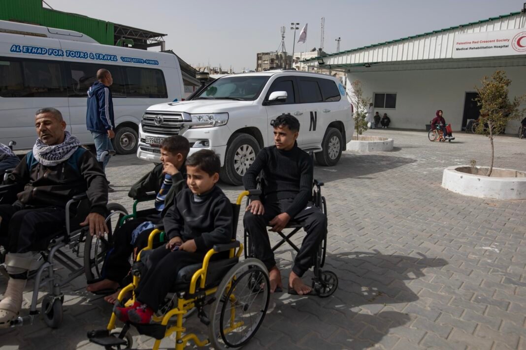 Israel deja salir de Gaza a una media de 13 enfermos diarios desde la reapertura de Rafah