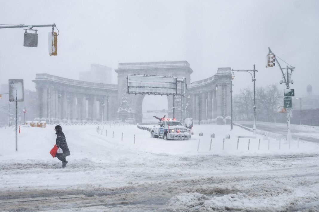 Potente tormenta paraliza el noreste de EE.UU. y deja a Nueva York bajo una nevada récord