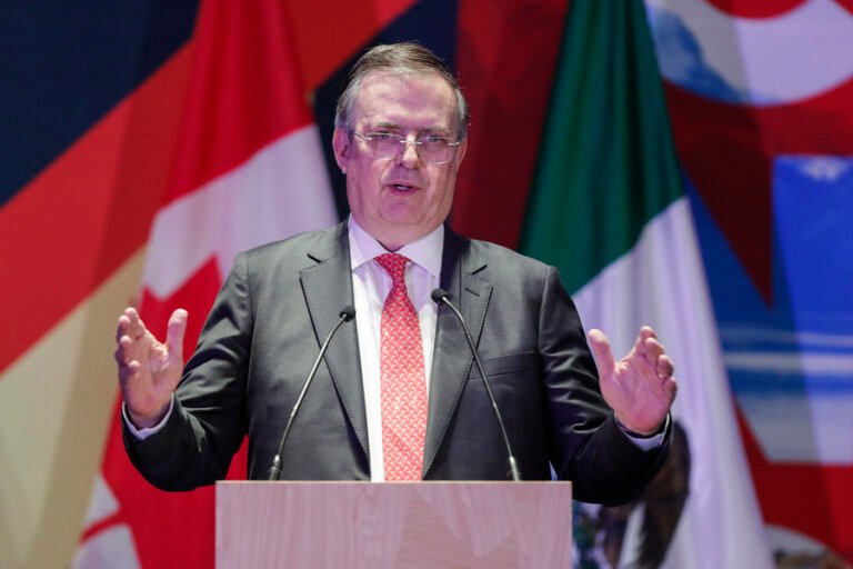 Secretario de Economía de México pide “sangre fría” ante nuevo arancel anunciado por Trump