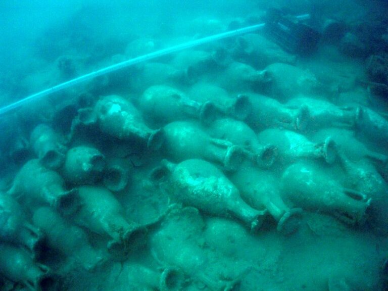 Hallan los restos de una gran nave romana con un cargamento de ánforas en el mar Jónico