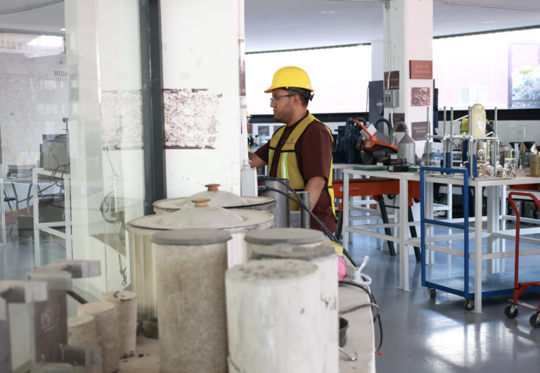 Laboratorio de Contraloría supera 7 mil obras verificadas