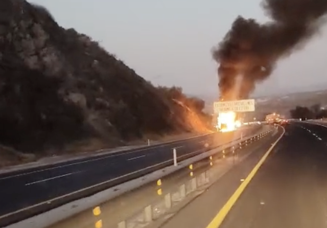 Por fallas mecánicas un trailer se incendia en la autopista México-Tuxpan