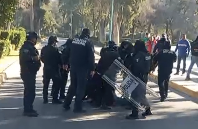 Dos policías lesionados y 10  patrullas baleadas, en Cruz Azul