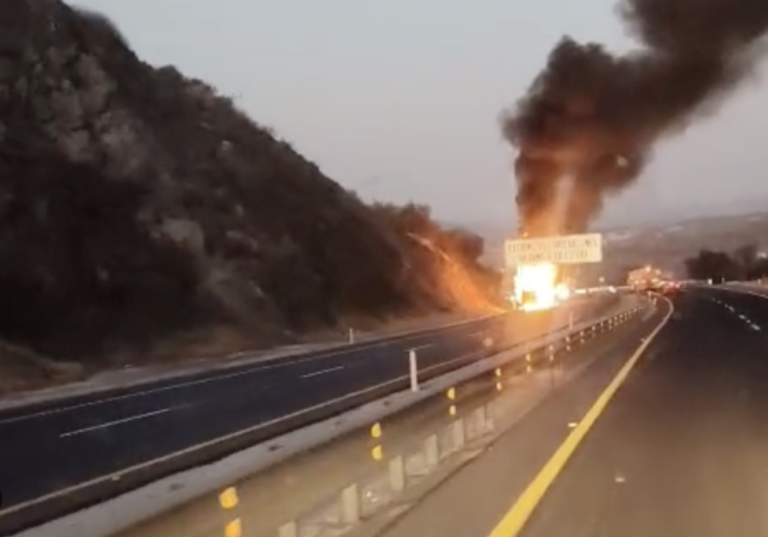 Por fallas mecánicas un trailer se incendia en la autopista México-Tuxpan