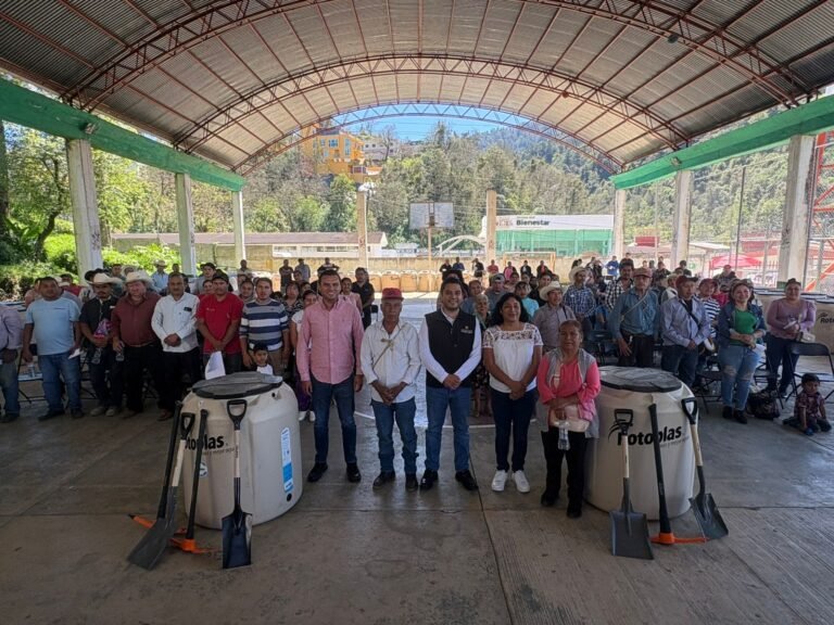 Despacho del Gobernador y Pemex dotan de herramientas y tinacos a familias de la Otomí-Tepehua