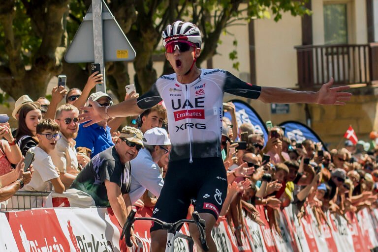 ISAAC DEL TORO GANA TOUR DE LOS EMIRATOS ÁRABES UNIDOS