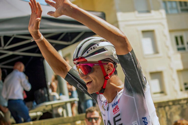 ISAAC DEL TORO SE IMPONE   EN ESPRINT Y ESTRENA EL MAILLOT DE LÍDER 