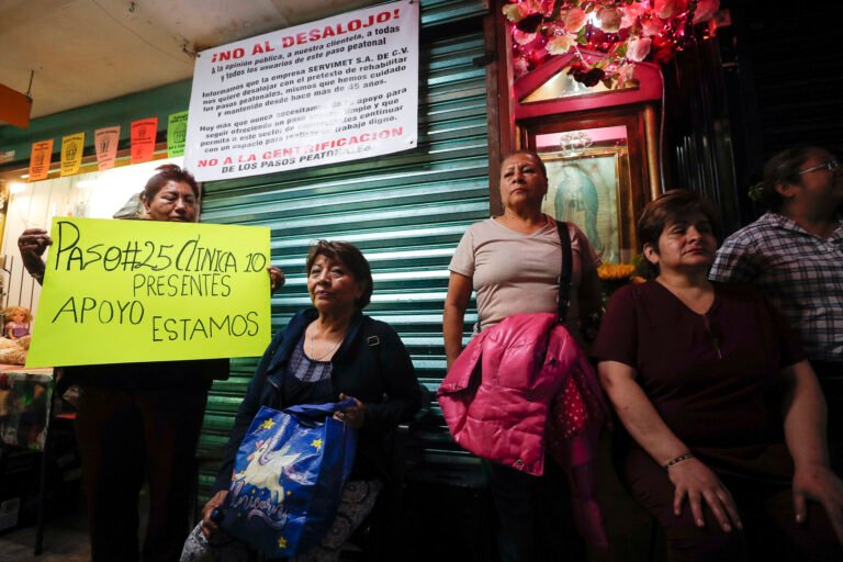 OBRAS DEL MUNDIAL DE FUTBOL AMENAZAN COMERCIO INFORMAL