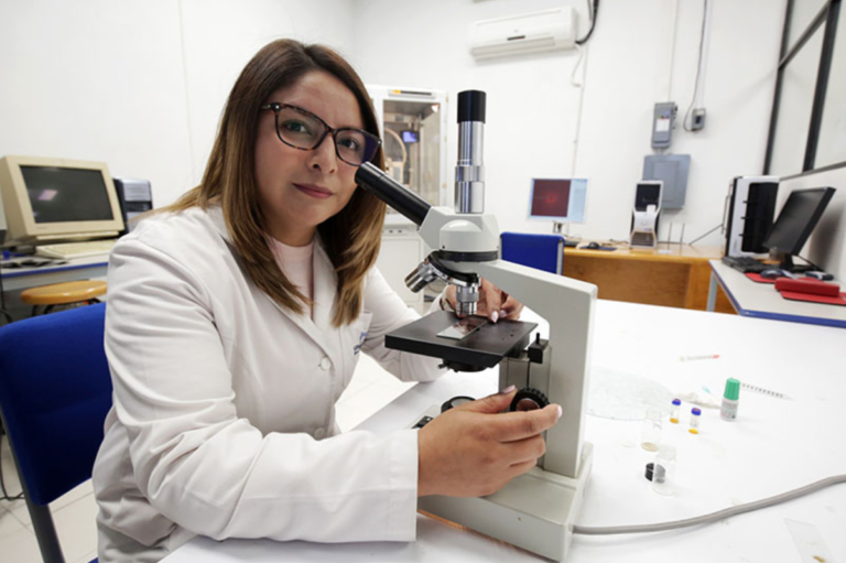 Reconocen a egresada en Segundas Jornadas Regionales de Cristalografía