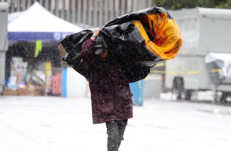 Vientos y lluvias por frente frío dejan apagones en Tijuana