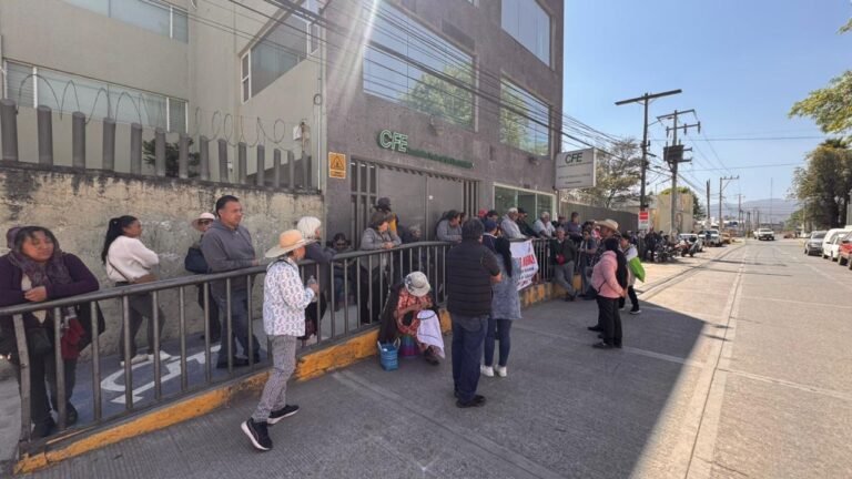 Protestan por presuntos cobros excesivos en oficinas de CFE