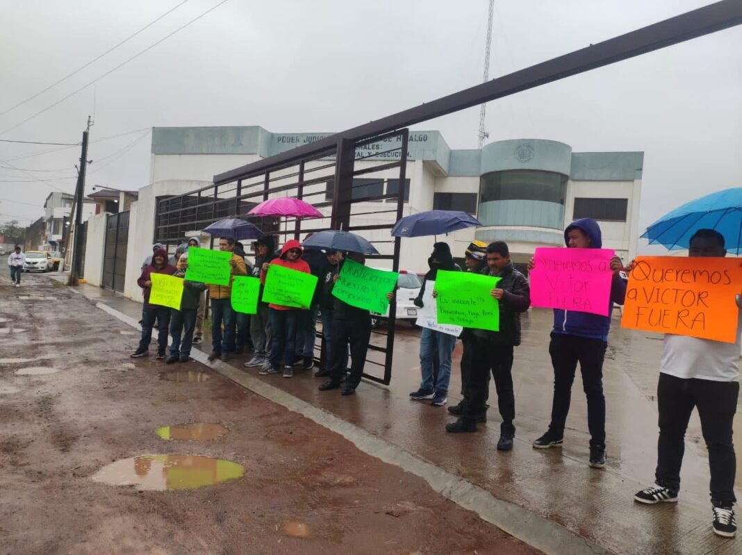 Protestan taxistas..