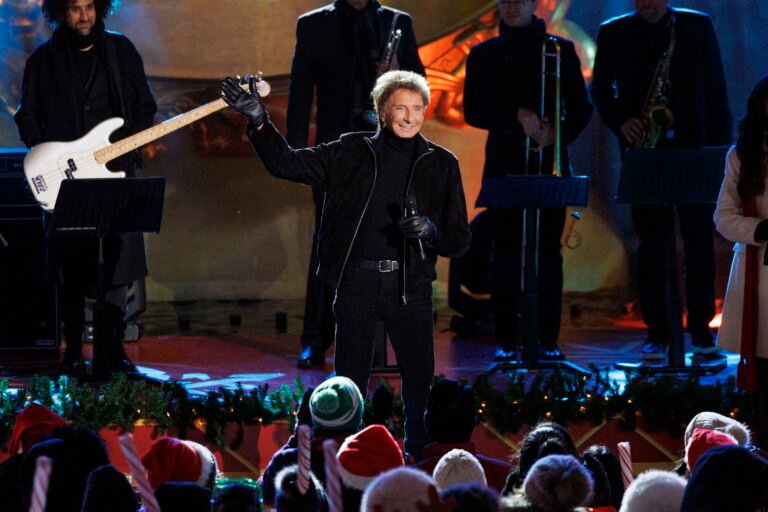 Barry Manilow vuelve a posponer sus conciertos por problemas tras su cirugía 