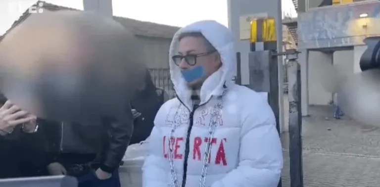 Un actor porno italiano se encadena ante un colegio