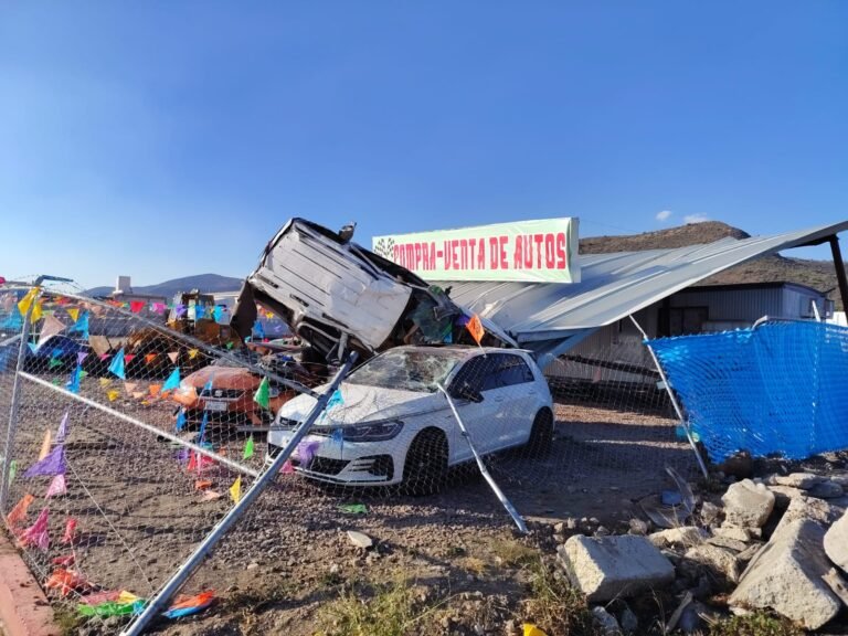 Cuantiosos daños materiales deja una aparatosa volcadura