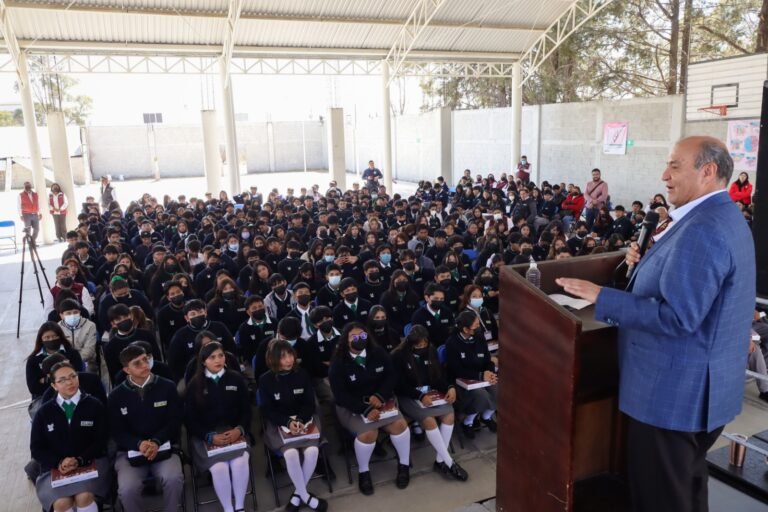 Entregan 2 mil 925 tabletas a estudiantes del Cobaeh 