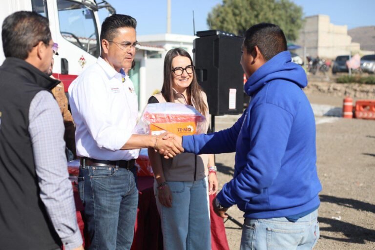 En Mineral de la Reforma se entregaron uniformes a personal operativo de «Bacheando Parejo»
