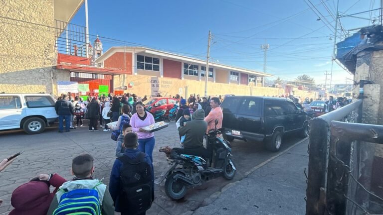 Padres de familia impiden acceso a clases en escuela primaria de Cuautepec