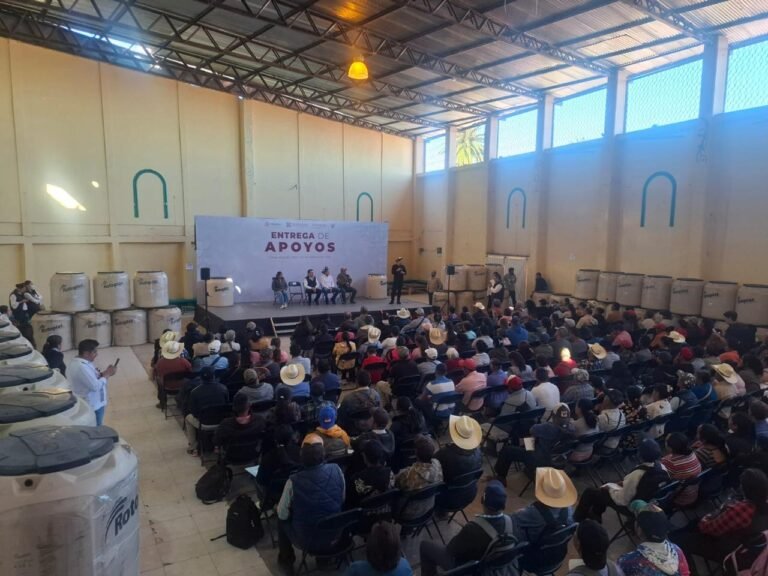 Entregan 300 Tinacos a Familias de Tianguistengo y Tepehuacán de Guerrero