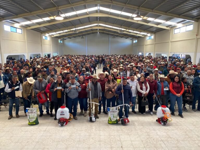 Entregan vales económicos a campesinos