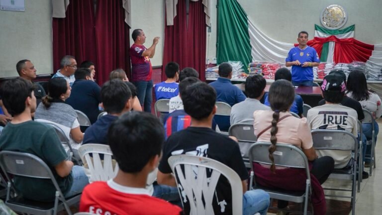 Entregan 340 uniformes a equipos huejutlenses