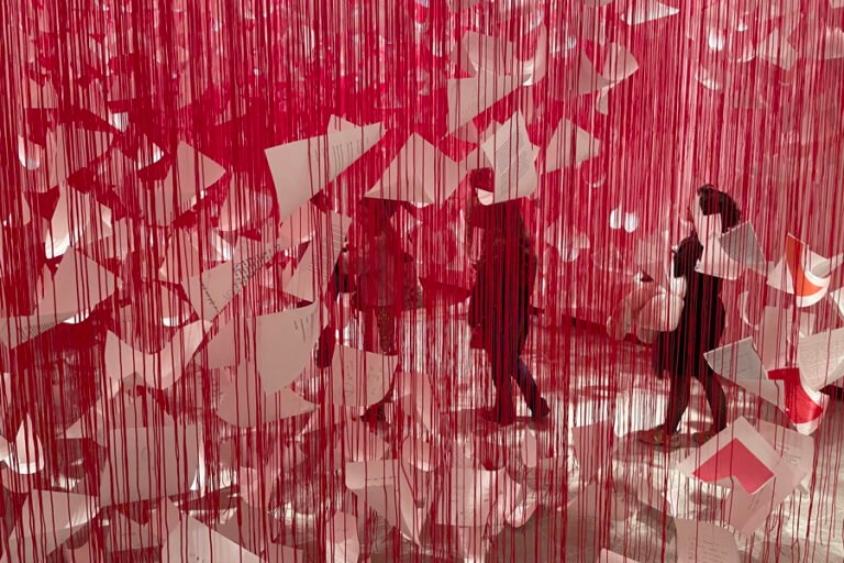 Una muestra en Londres exhibe objetos cotidianos como hilo o ropa usada para crear arte