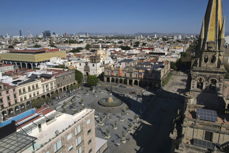 Comercios cerrados y clases canceladas en Guadalajara