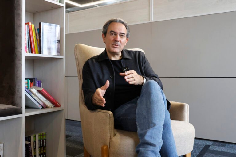 Juan Gabriel Vásquez: el periodismo de opinión es resistencia contra la desinformación