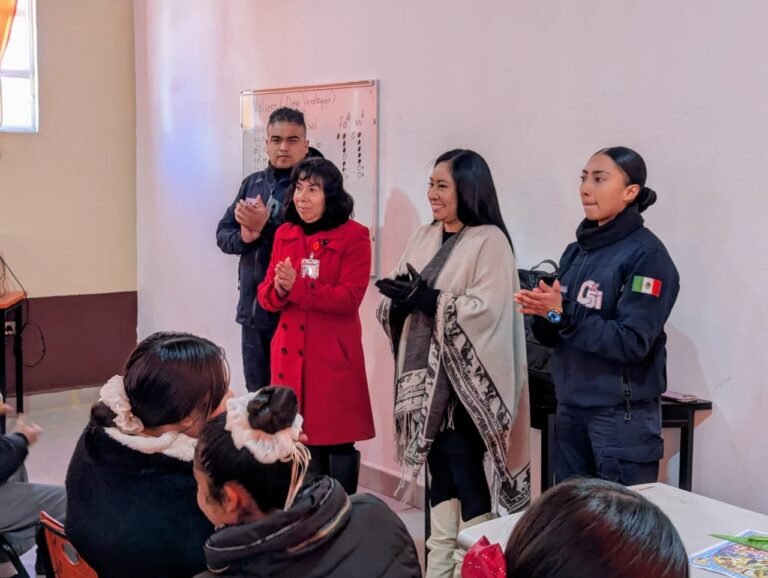 Imparten pláticas de sobre el uso seguro de redes sociales, a estudiantes