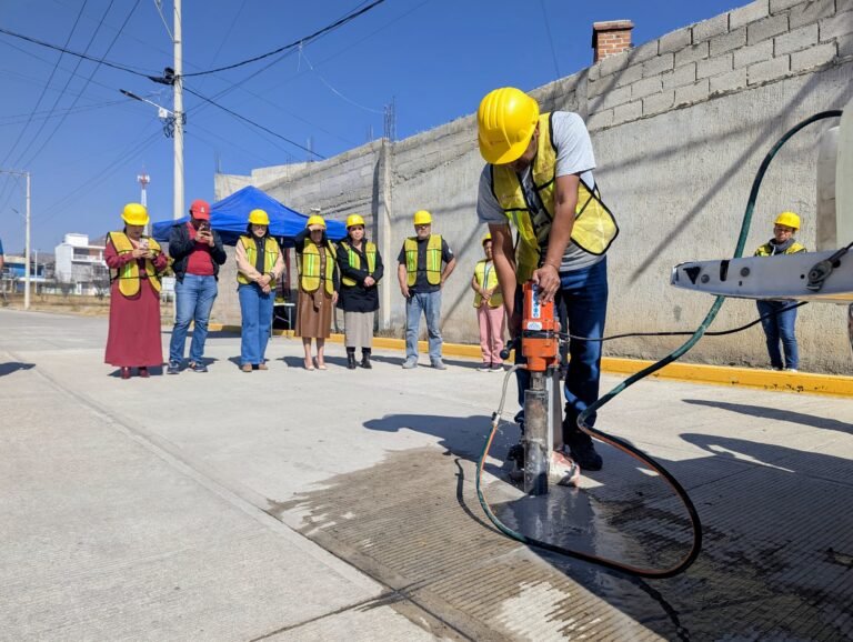 Alcaldesa de Emiliano Zapata supervisa calidad de obra vial