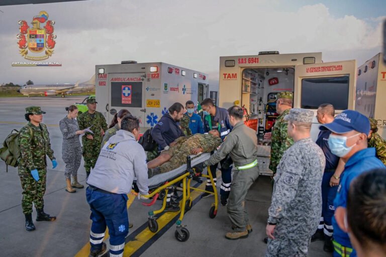 Un accidente de avión militar colombiano dejó 69 muertos y 57 heridos