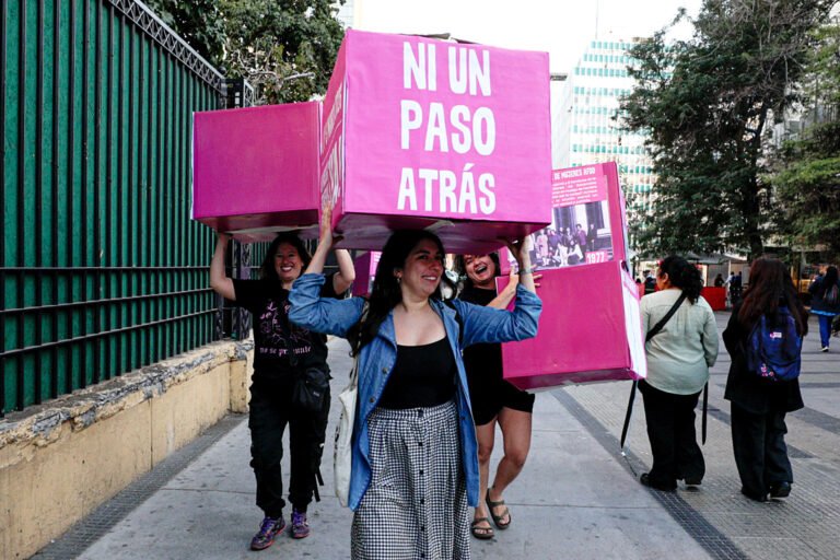 «Ni un paso atrás»: chilenas toman las calles