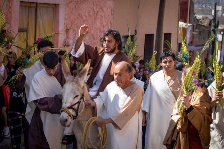 Realizaron la escenificación del Domingo de Ramos en el barrio El Arbolito