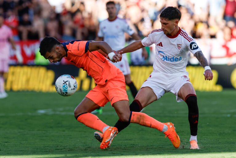 Florentino Pérez recibe a los jugadores y felicita a Valverde por su triplete al City