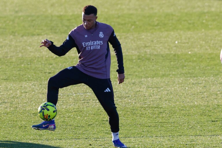 Mbappé afina para el derbi