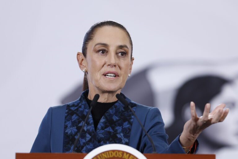 Un hombre muere al caer en la zona de palcos en la reapertura del Estadio Azteca