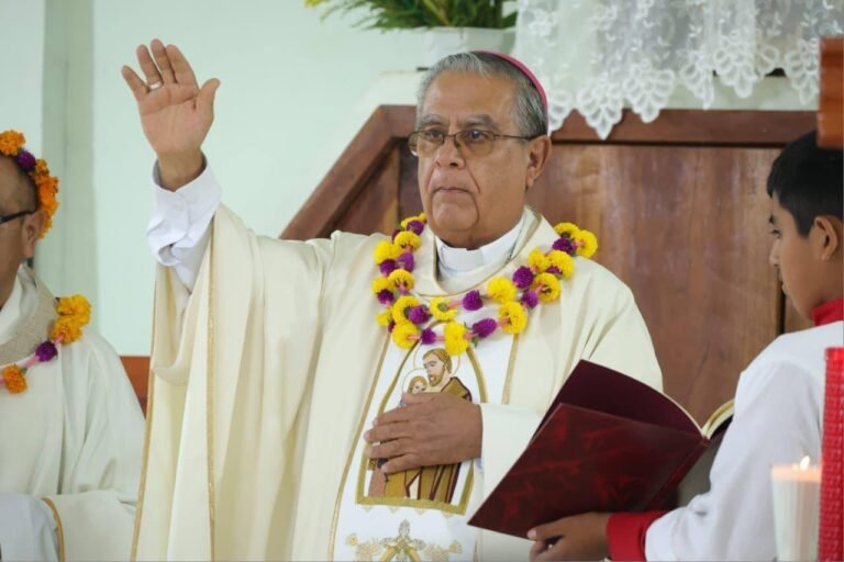 Arzobispo Roberto Domínguez invita a feligreses a vivir los días santos en familia