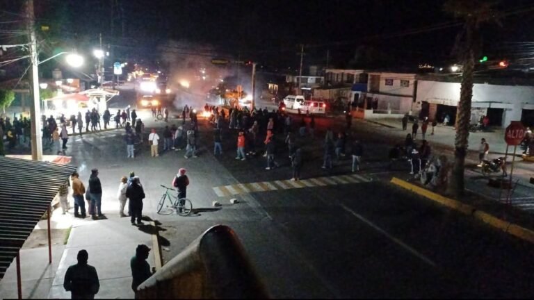 Habitantes bloquearon carretera por la desaparición de tres 