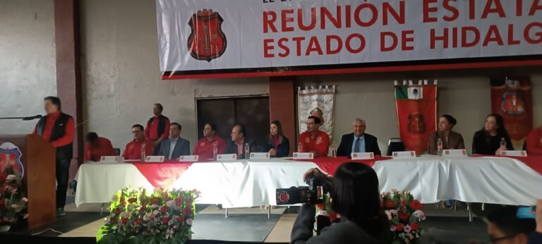 Se reúnen sindicalizados mineros con el líder nacional Napoleón Gómez Urrutia