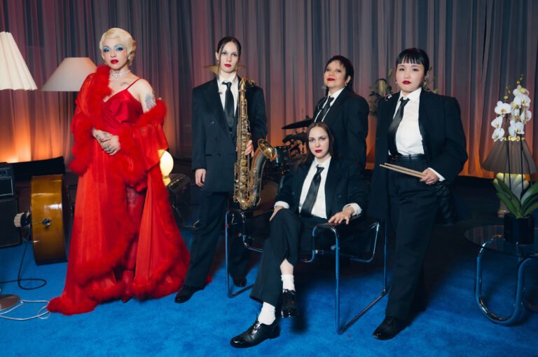 Mon Laferte jura amor a la ‘femme fatale’ en su primera Spotify Session 