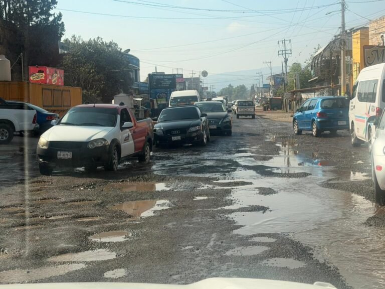 Vecinos y automovilistas exigen reparación de la Santiago-Tulancingo