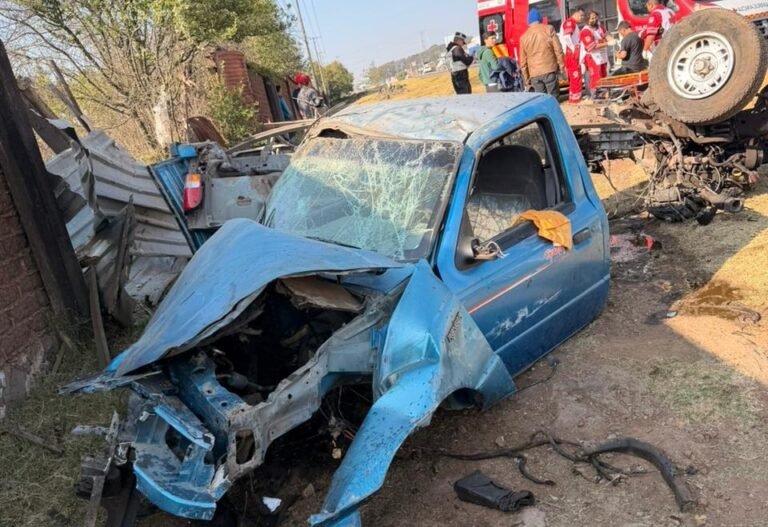 Volcadura de camioneta deja tres personas lesionadas