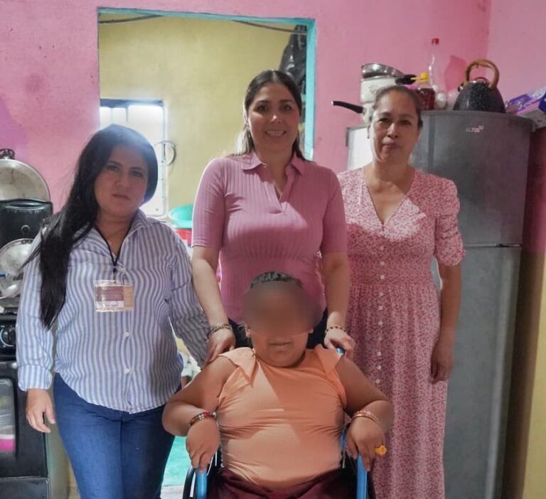 Entregan sillas de ruedas en colonias de Huejutla