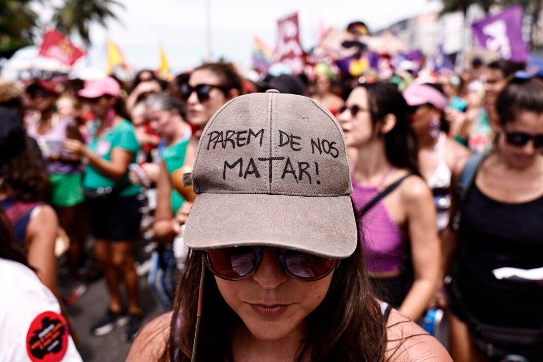 Miles de mujeres claman en São Paulo contra el récord de feminicidios bajo un diluvio