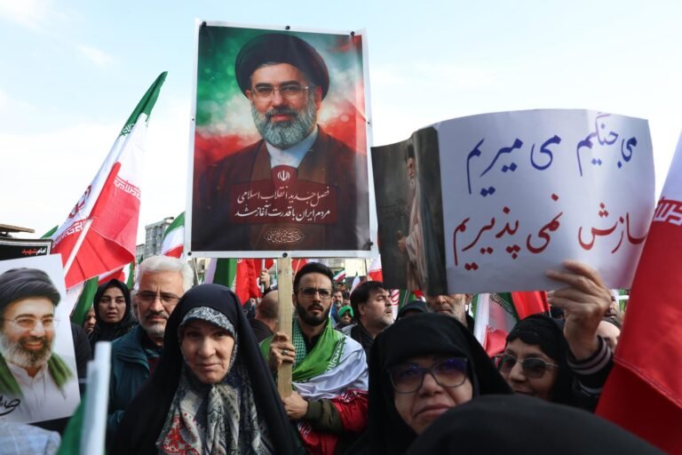 Iraníes declararon su lealtad a Jameneí