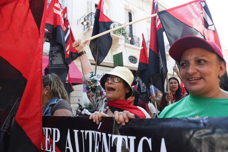 Docentes paraguayos marchan para defender jubilaciones y pensiones