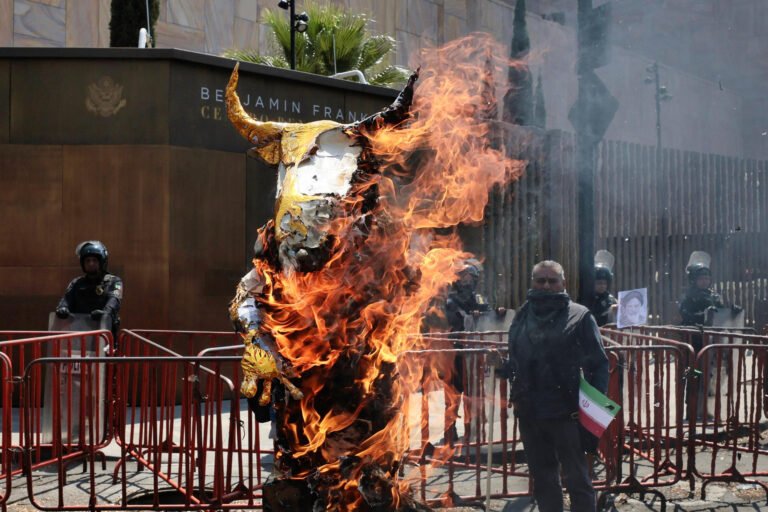 Manifestantes en México prenden fuego al dios Baal