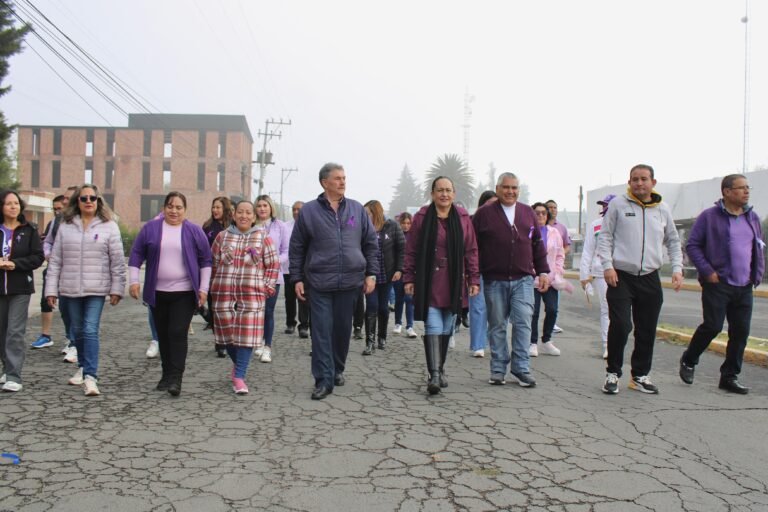 Rumbo al 8M, la alcaldía de Tepeapulco realiza una caminata con mujeres.